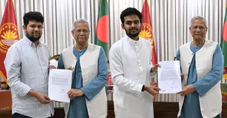 পদত্যাগপত্র হাতে প্রধান উপদেষ্টার সঙ্গে দুই উপদেষ্টা